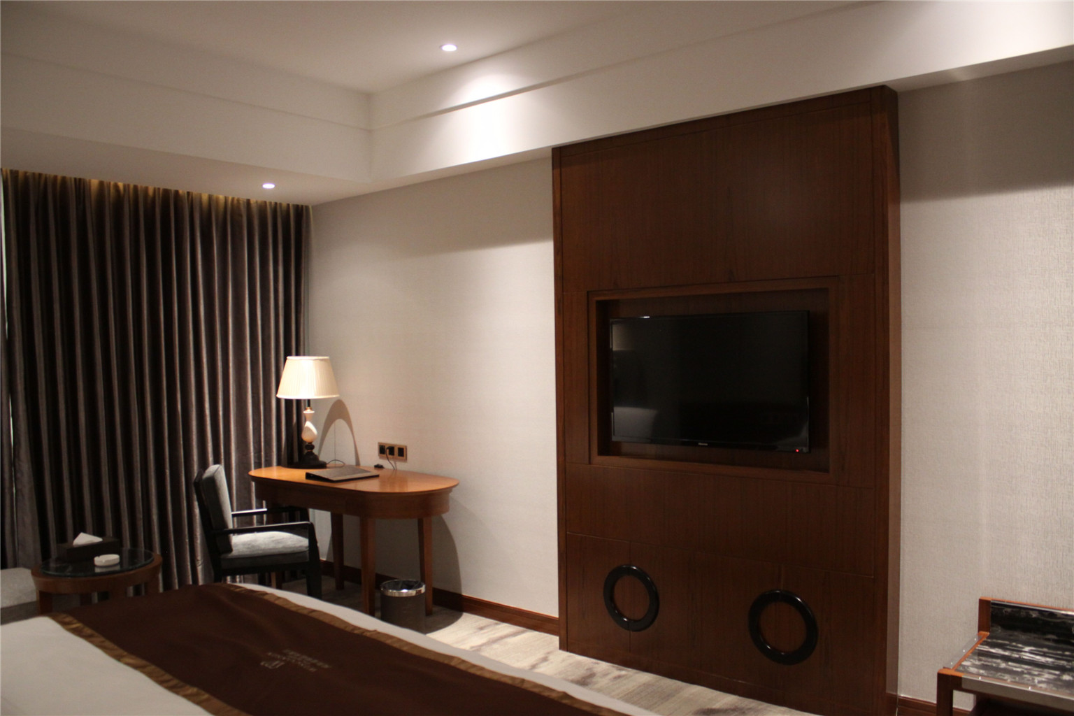 豪华大床房（超大房间+浴缸+智能马桶）