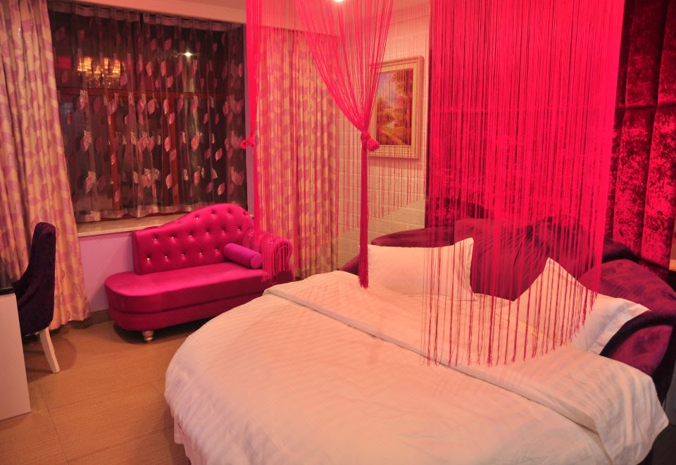 Jiulong Theme HotelQueen Room (Yilianyoumeng)