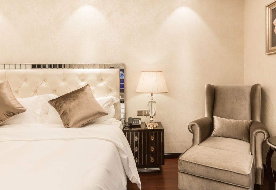 行政大床房（乳胶床垫+阳台+晾衣杆+小冰箱）