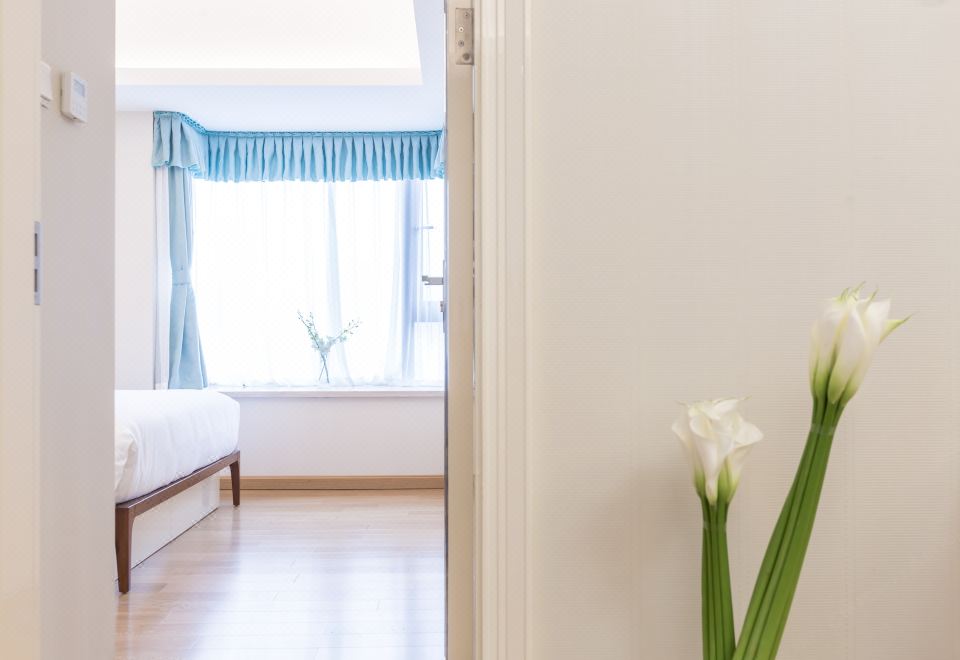 豪华四人双卧套房（乳胶床垫+阳台+晾衣杆+小冰箱）