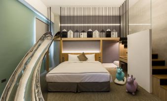 a hotel room with a large bed and a slide in the corner , creating a unique sleeping arrangement at Green Hotel