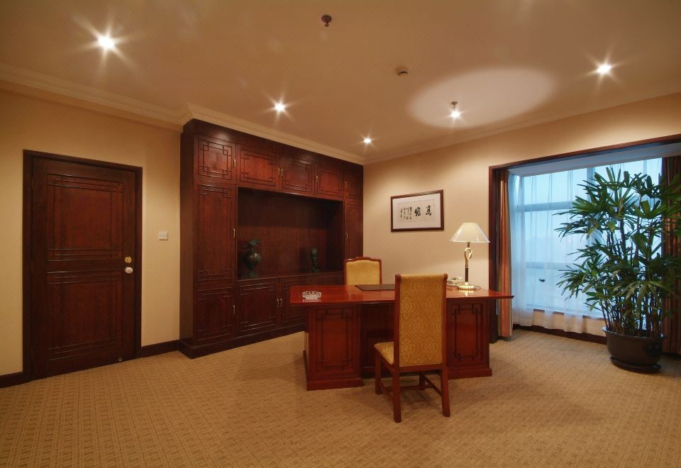 Pine City Hotel ShanghaiDeluxe Executive Suite, King