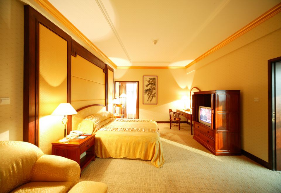 Pine City Hotel ShanghaiDeluxe Executive Suite, King