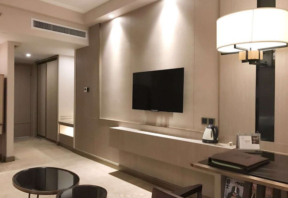 Pine City Hotel ShanghaiDeluxe King Suite