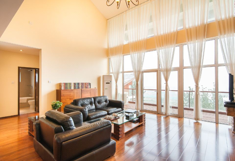Tianjin Eagleland International HotelFamily Apartment Duplex - 4-Room, 4-Bedroom (1 Living Room, Living Room)
