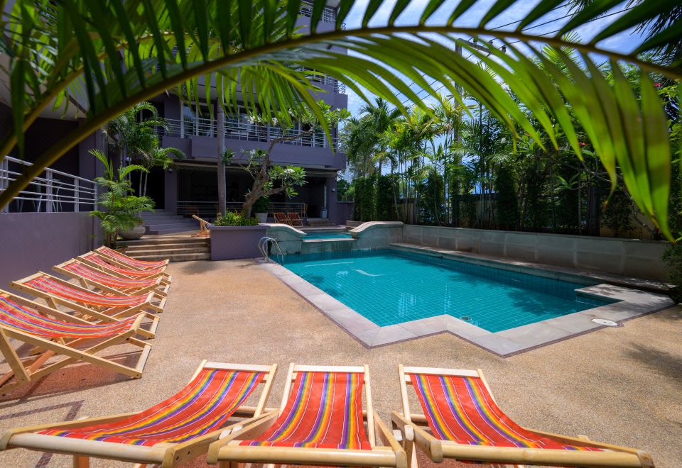 Quarter 09 BeachDeluxe King Room with Pool View