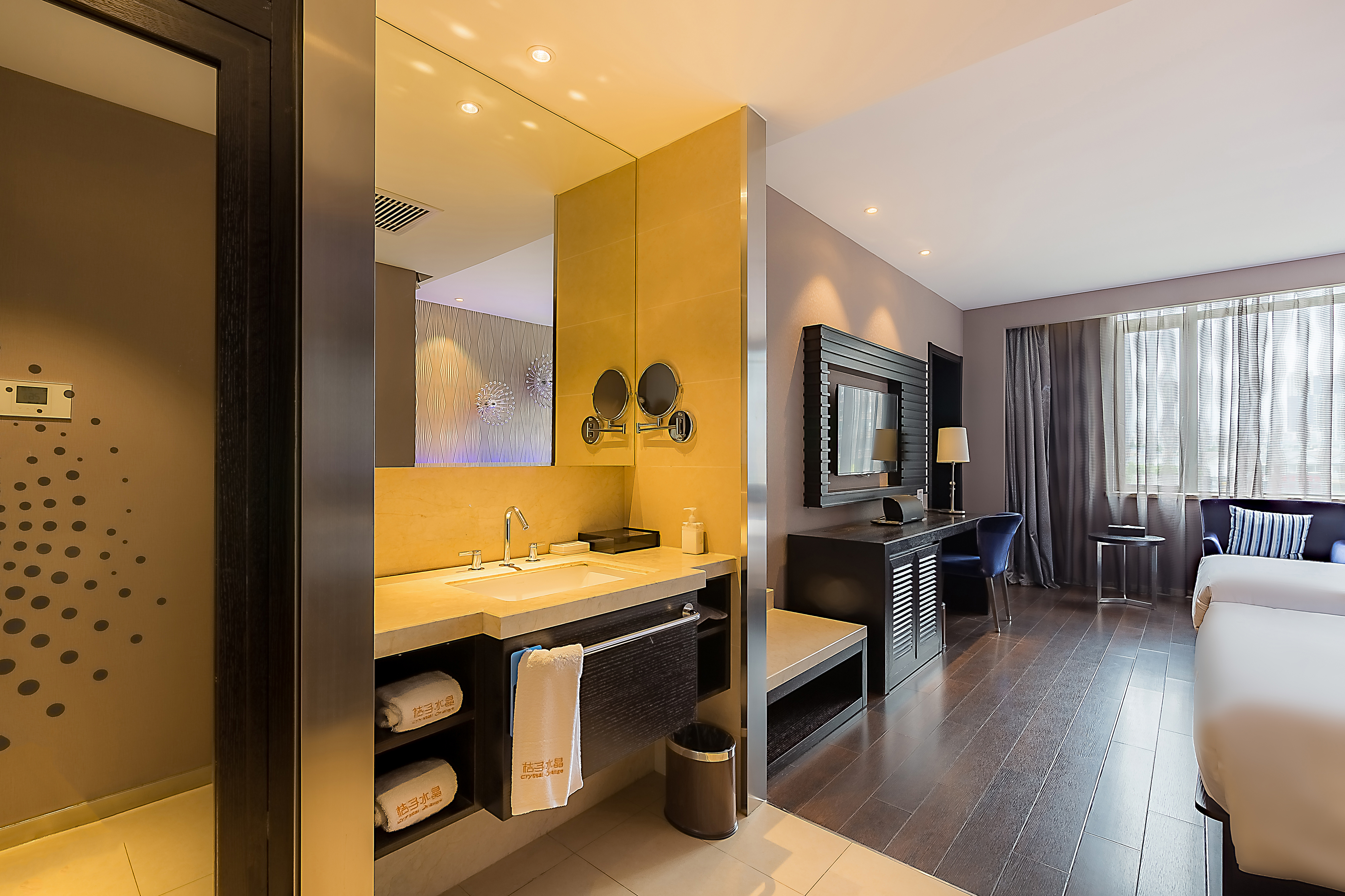 家庭房（电视投屏+小冰箱）