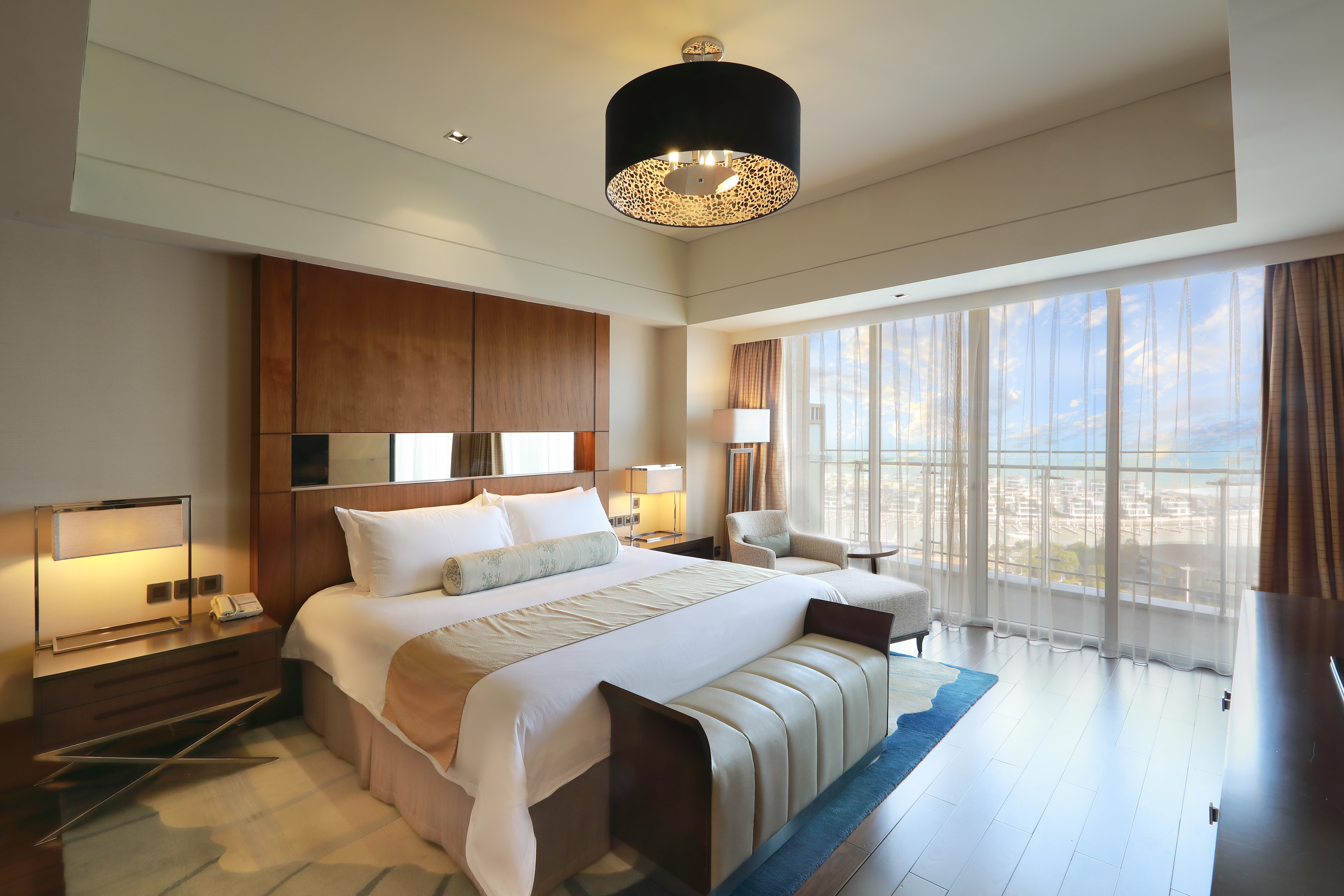 总裁贵宾套房（180°海景，带阳台）