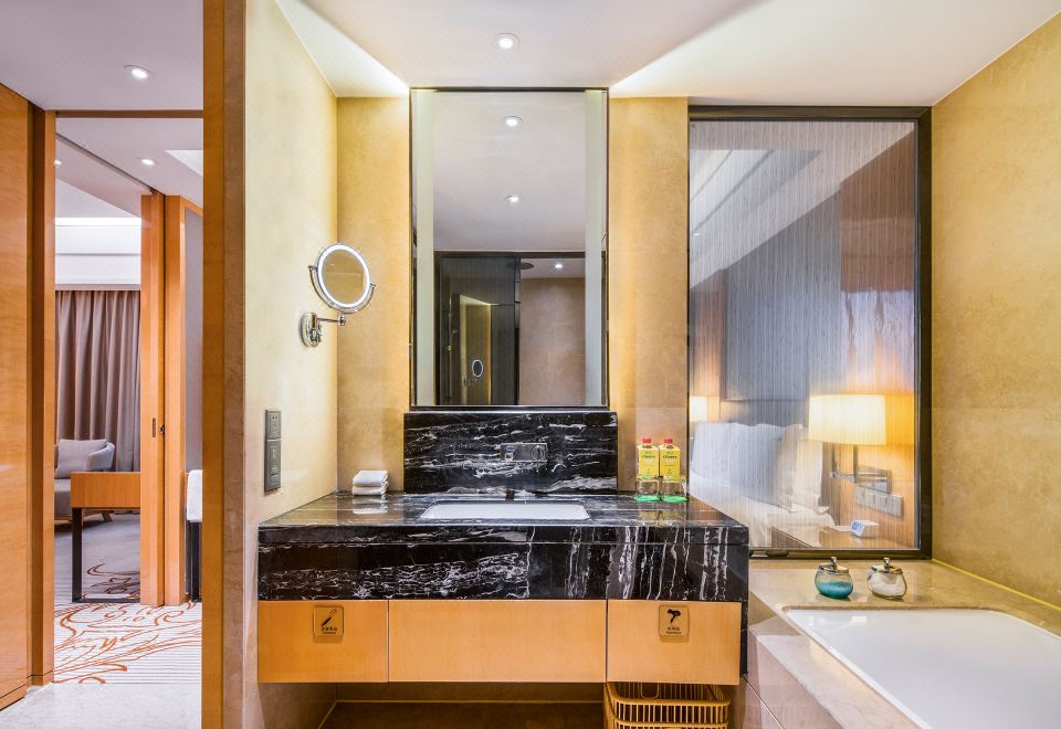 假日高級套房（帶起居室+行政樓層+可投屏）