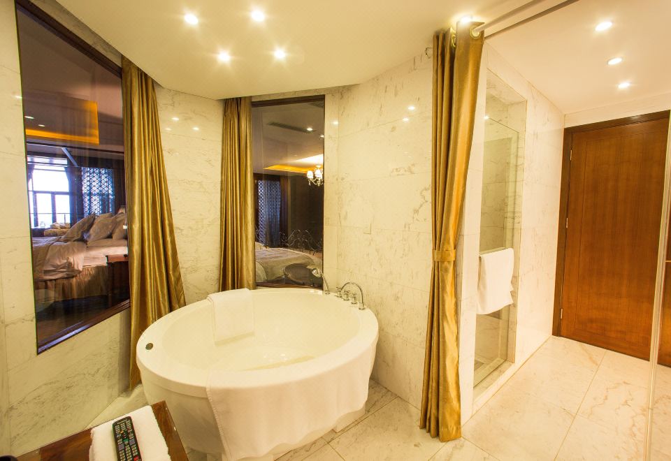 亿豪经典丨行政套房（大）（全景客厅+露台+书房）