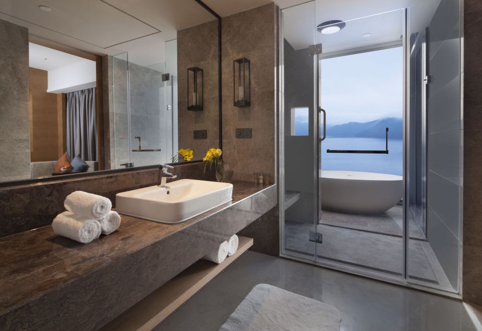 豪华房（超大床+湖景带阳台）