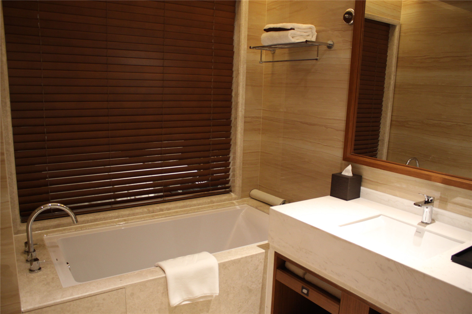 豪华大床房（超大房间+浴缸+智能马桶）