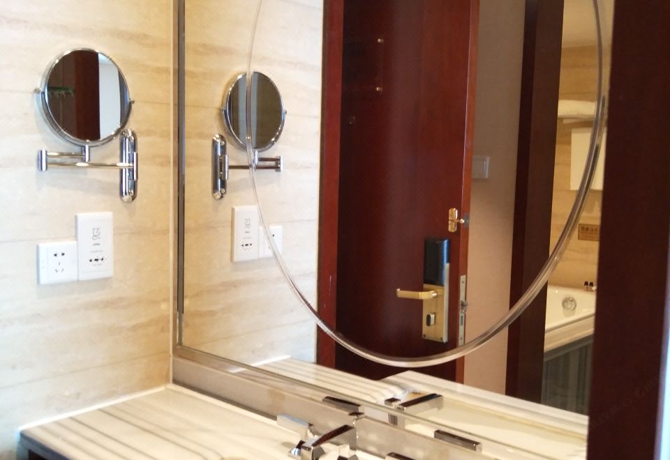 Maison New Century Hotel NingboExecutive City View Double Bed Room [Spacious Luxury + Independent Fridge + Bathroom Wet-Dry Separation]