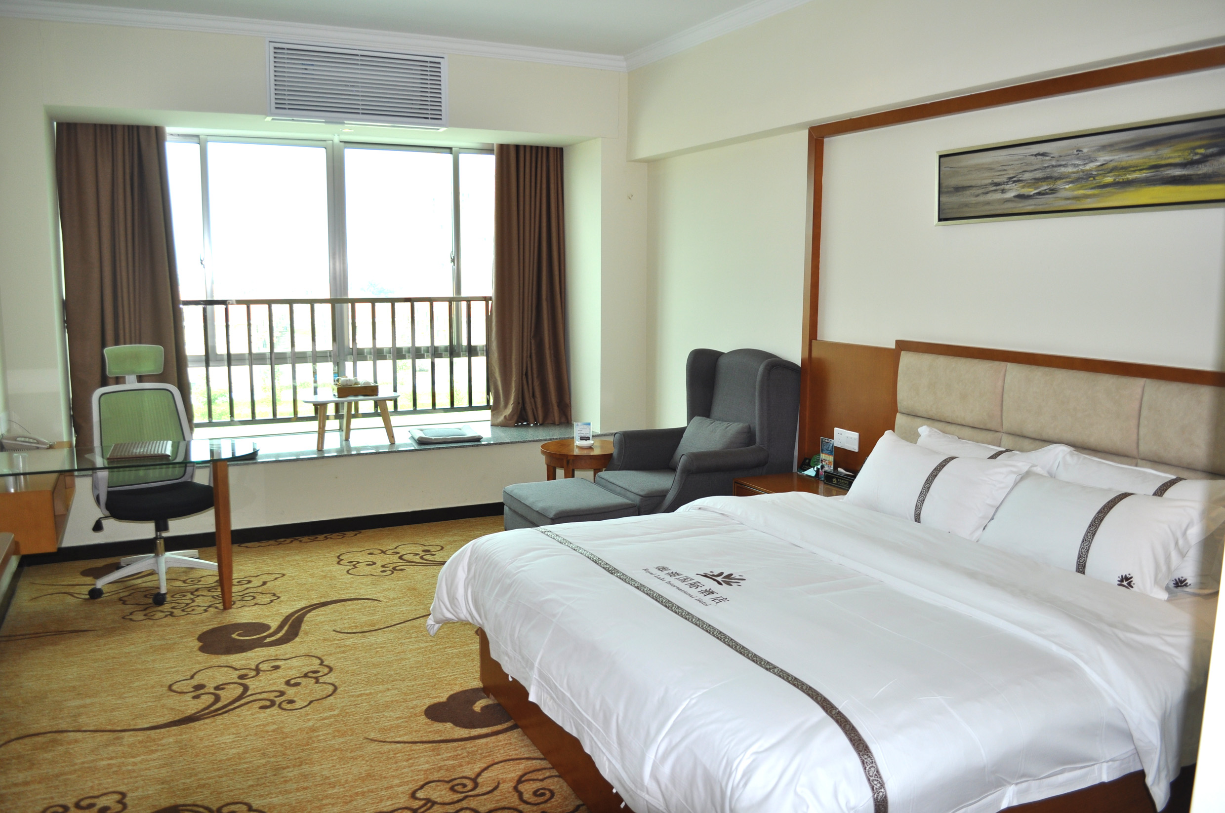 御湖豪华大床房【全景落地飘窗】【功夫茶具】