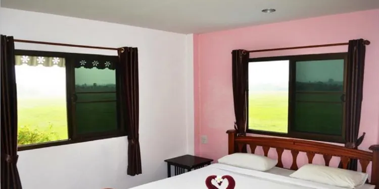 ห้องดีลักซ์ เตียงใหญ่ 1 เตียง