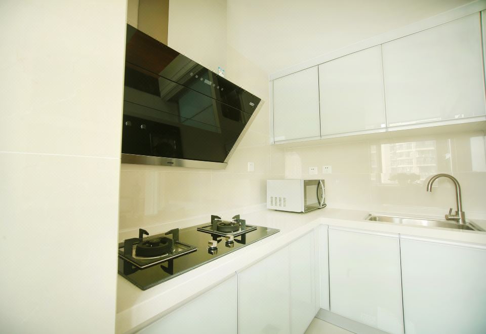 行政大床房（乳胶床垫+阳台+晾衣杆+小冰箱）