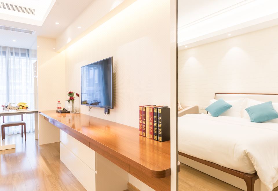 豪华大床房（（乳胶床垫+阳台+晾衣杆+小冰箱））