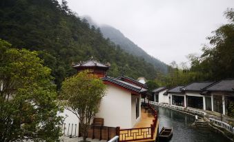 Guposhan Sanjie Story forest hot spring homestay