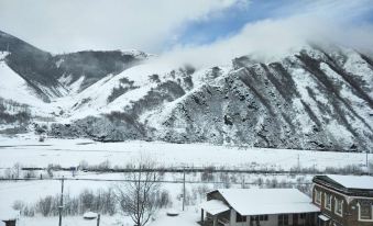 Tibet Ausplclous Snow Hotel