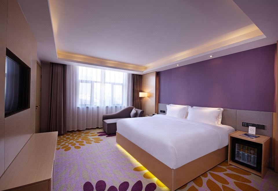 商务大床套房（独立客厅+会客沙发+空气净化器）