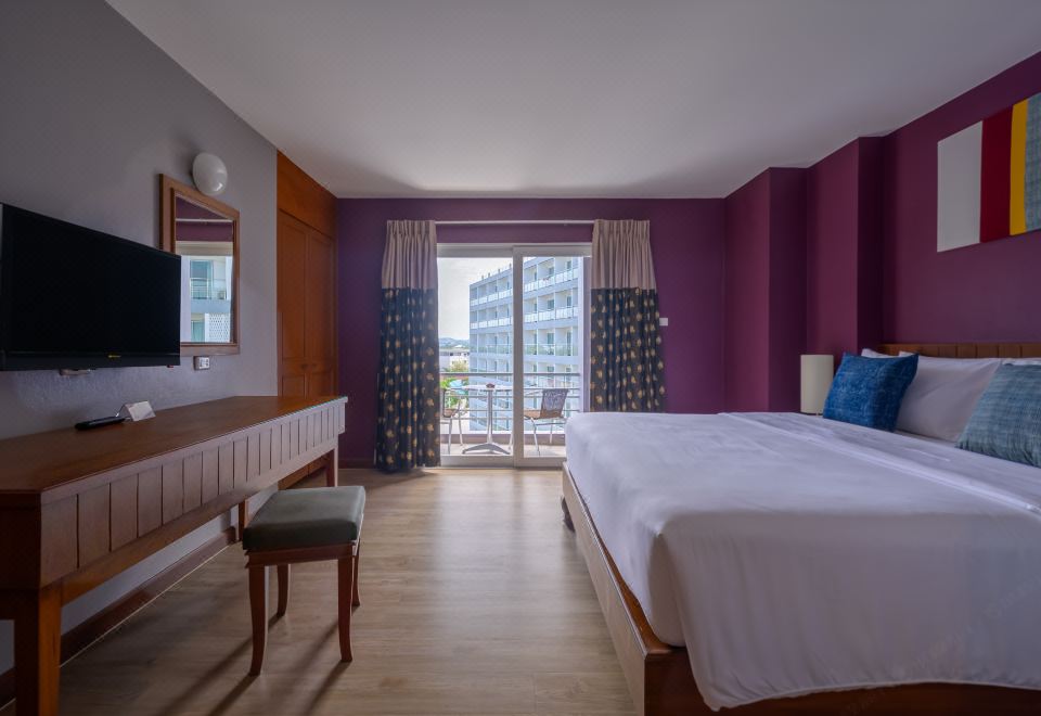 Quarter 09 BeachDeluxe King Room with Pool View