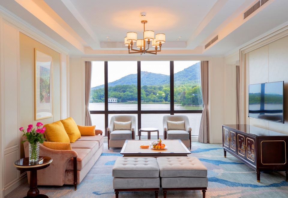 The Purple Palace NanjingZhongshan Building Deluxe Lake-View Suite - Panoramic Lake And Mountain View
