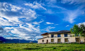 Floral blue sky Meijing Hotel (Dukezong Ancient City)