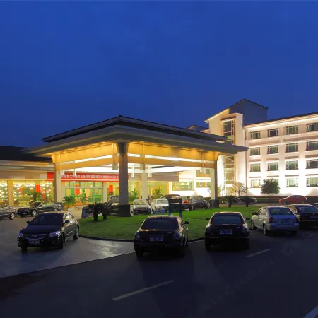 Hengdian World Studios · Grand Hotel (Near Qin Dynasty Palace & Riverside Scene Qingming Picture) Отели в г. Донян