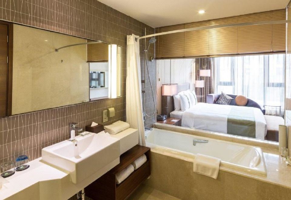 Holiday Inn Shanghai HongqiaoHoliday Deluxe Room (Double Bed)