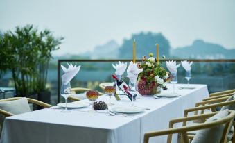 Guilin Central Palace Hotel(Guilin Two Rivers and Four Lakes East and Elephant Trunk Hill)