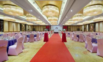 The ballroom at Hotel Des Moines is a popular venue for weddings, as shown in a photo taken by a person named S at President Hotel (Guangzhou Tianhe Gangding Subway Station Store)