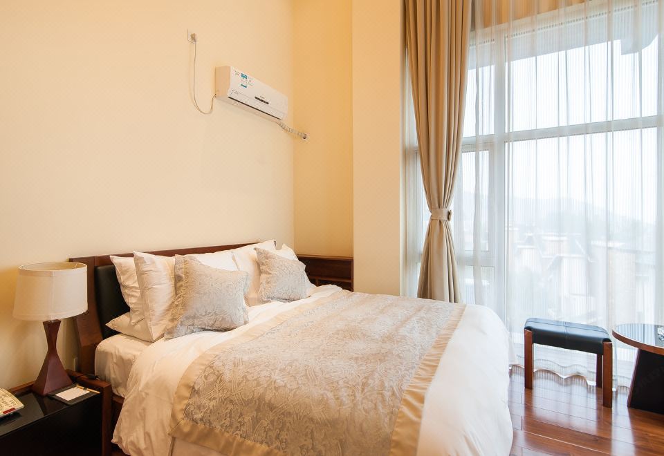 Tianjin Eagleland International HotelFamily Apartment Duplex - 4-Room, 4-Bedroom (1 Living Room, Living Room)