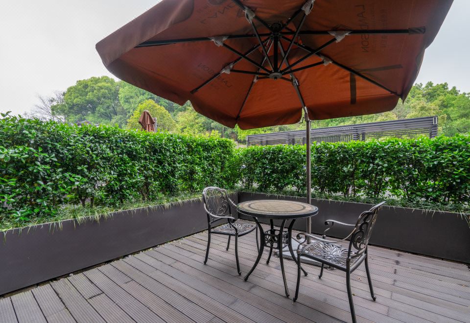 湖山庭院大床房