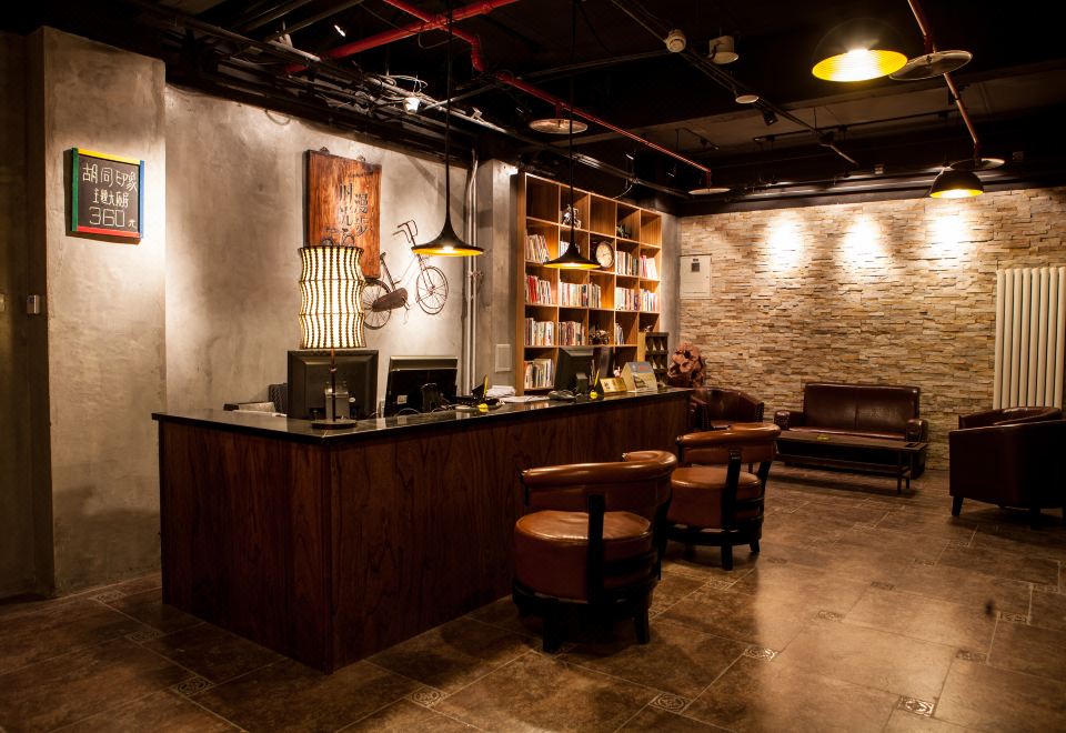 In the middle of the room, there are chairs and tables, as well as an old-fashioned bar at Nostalgia Hotel (Beijing Lama Temple, Nanluogu Lane,)
