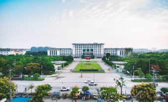 Zhixin Gardenia Blossom Hotel (Jingzhou South Ring Road University Town Siji Branch)