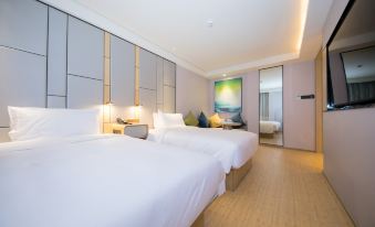 The bedroom features two white beds and a large window that overlooks the restaurant at Ji Hotel (Shanghai Hongqiao Shuicheng Road)