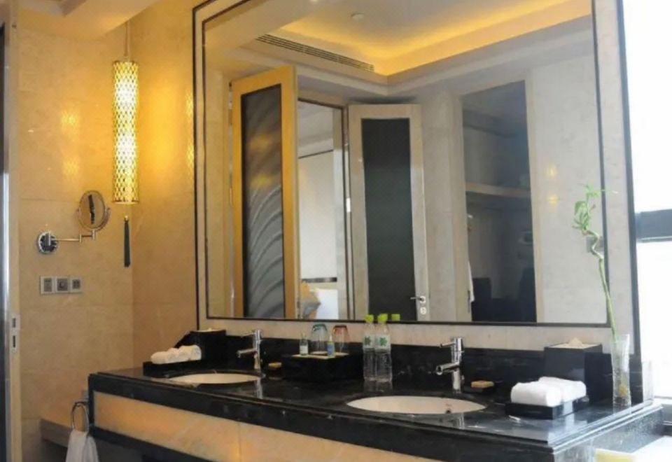 高级豪华河景大床房