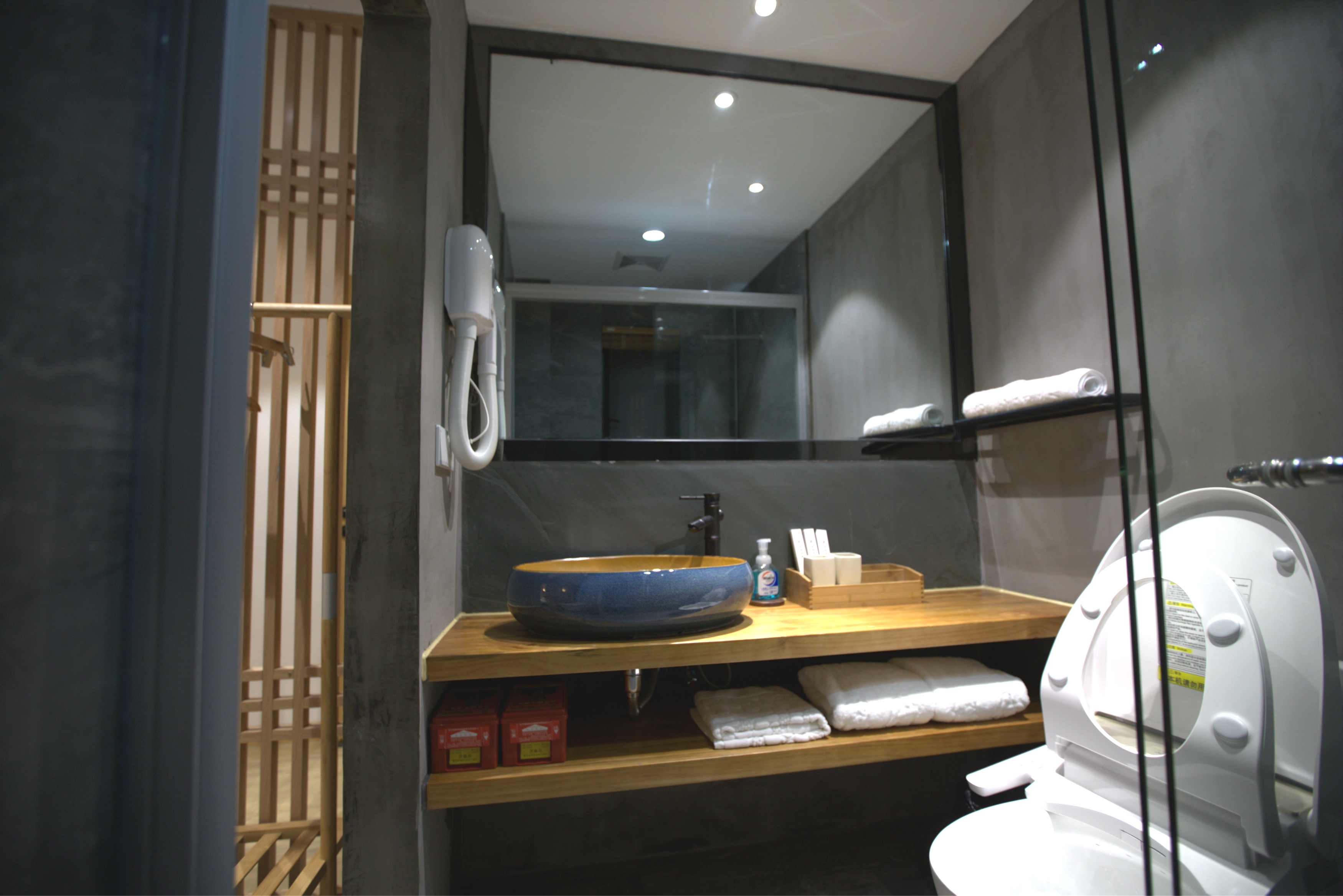 墨屏梓楠大床房+户外院子.浴缸.智能马桶