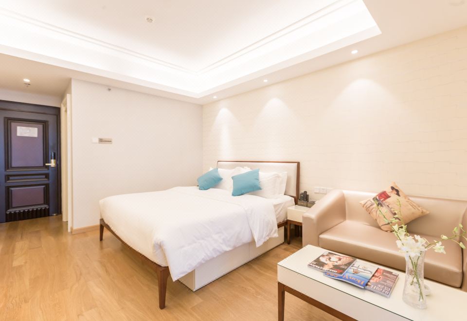 豪华大床房（（乳胶床垫+阳台+晾衣杆+小冰箱））