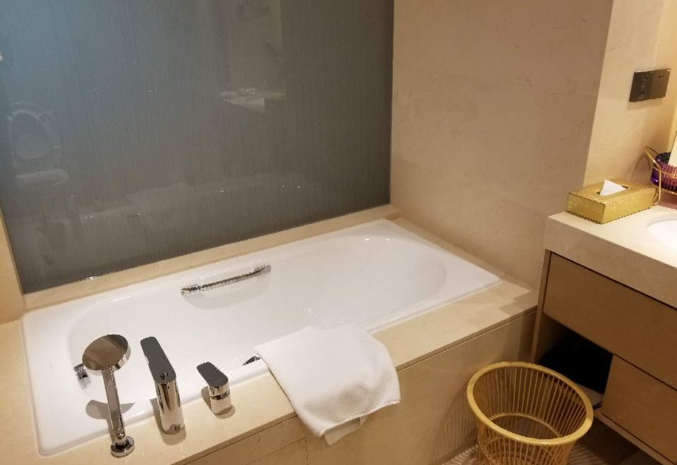 Tianjin Golden Crown HotelDeluxe Queen Room