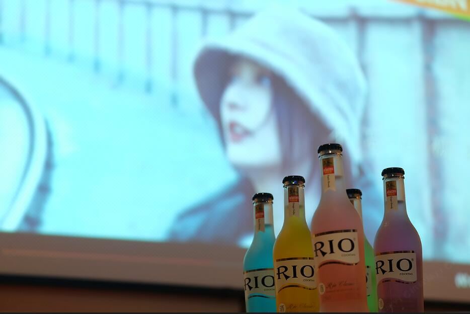 4D环绕立体声影咖房（乳胶床垫+阳台+晾衣杆+小冰箱）