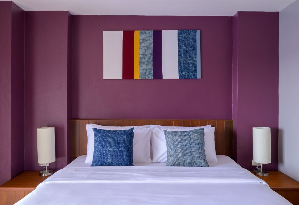 Quarter 09 BeachDeluxe King Room with Pool View