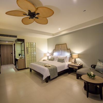 Deluxe Room with Pool Access and Jacuzzi