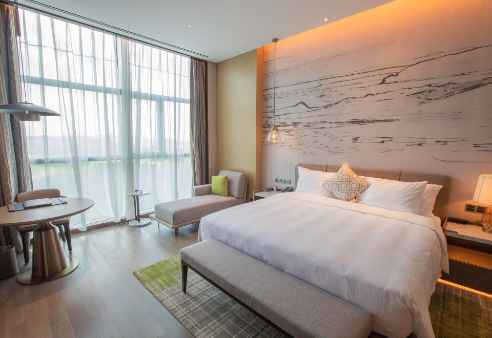 绿茵静谧氧吧?行政大床房