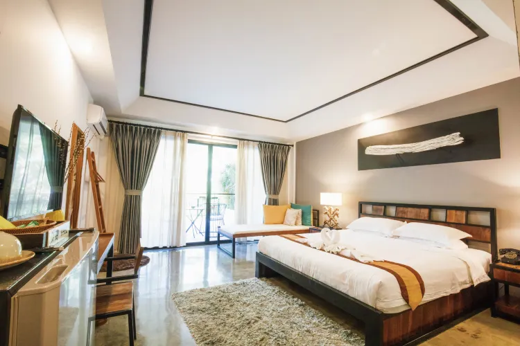 ห้องดีลักซ์เตียงใหญ่วิวสวนพร้อมลานระเบียง