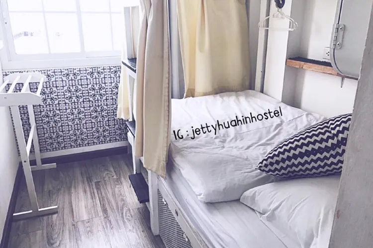 เตียงเดี่ยวในห้องพักรวมหญิง