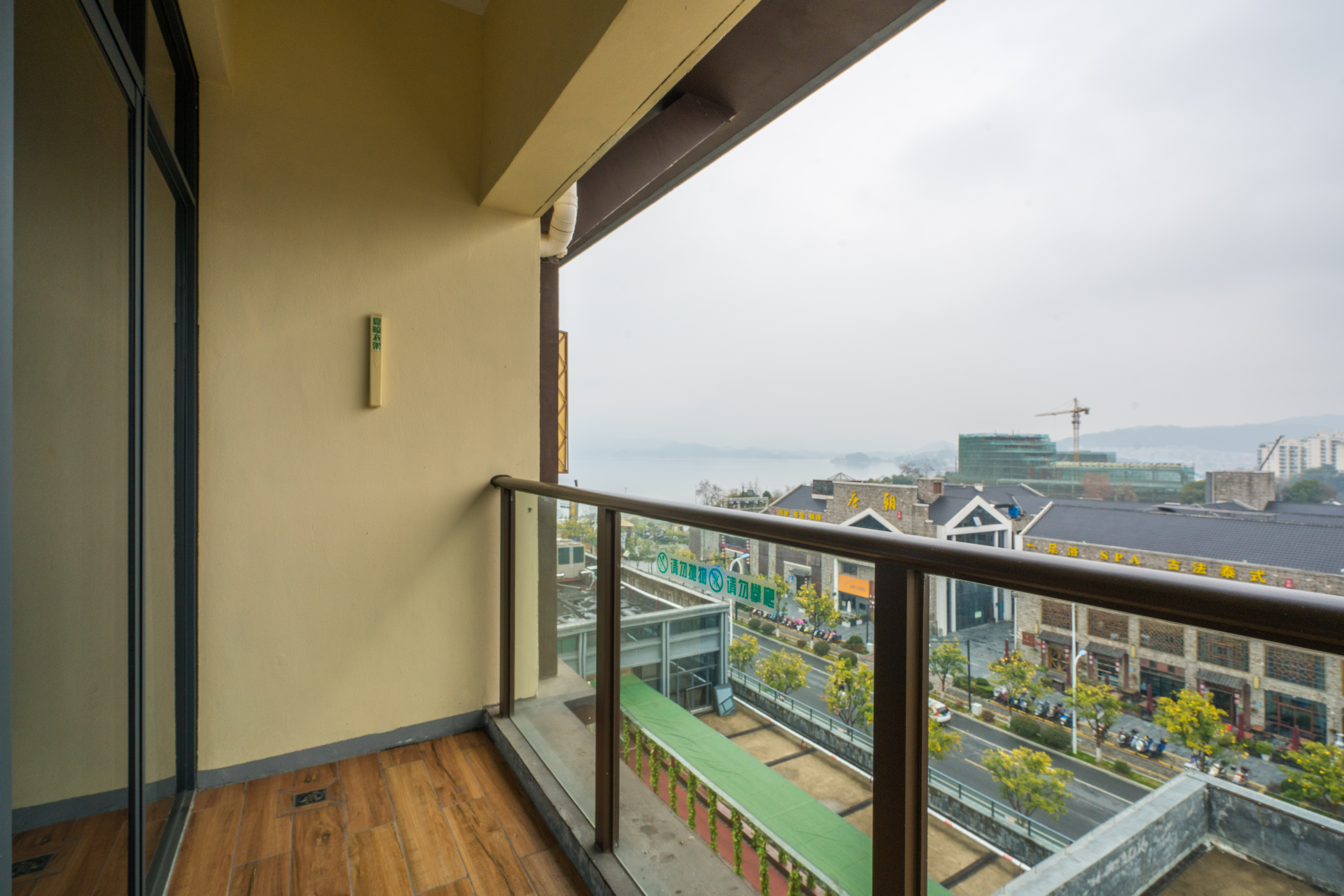 湖景阳台双床房