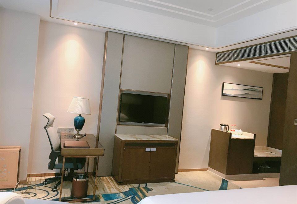 Venus Suite (High-Rise Night View Of Yong City + Business Reception + Separate Office Area)