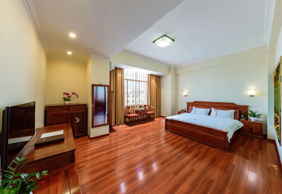 Mahogany Furnished Hot Spring Double Bed Room