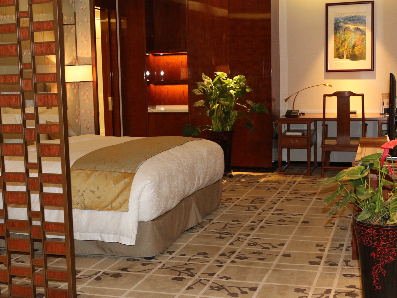 雍貴套房（大空間+特大床+紅木傢俱+會客區）